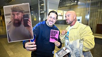 Rapparen Douogge Doggelito tar en selfie med Jan Emanuel i Södertörns Tingsrätt, samt en av de selfies åtalet gäller. Bild: Christine Olsson / TT 