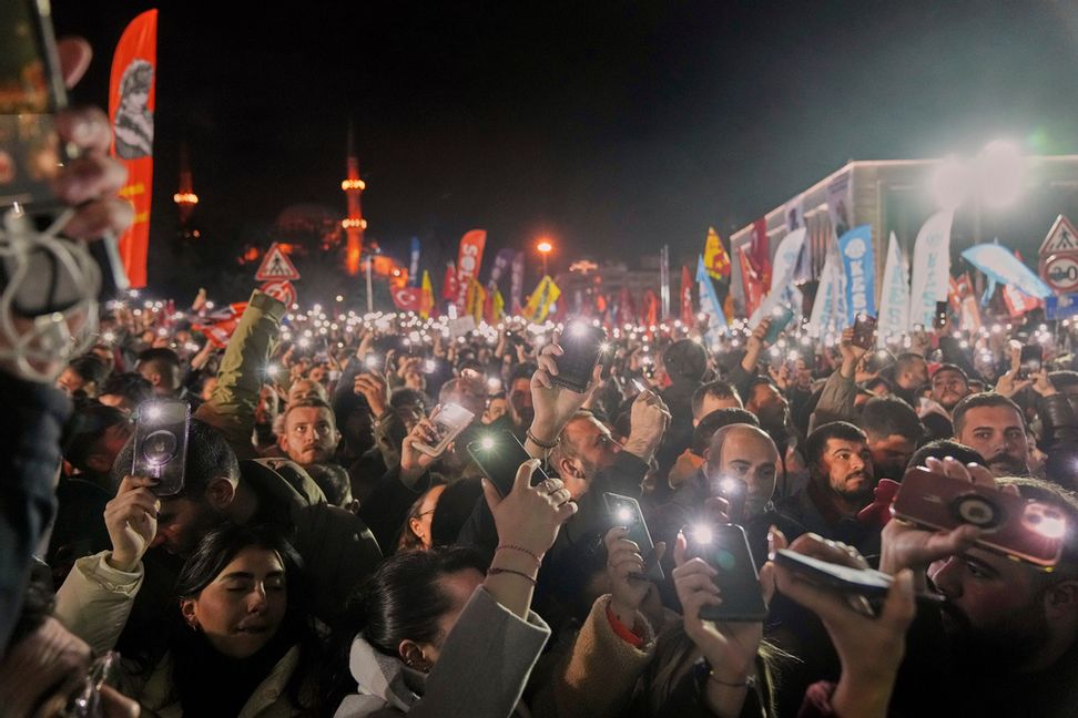 Demonstranter samlas utanför Istanbuls stadshuset för att protestera mot gripandet av stadens borgmästare Ekrem Imamoglu under onsdagen. Francisco Seco/AP/TT