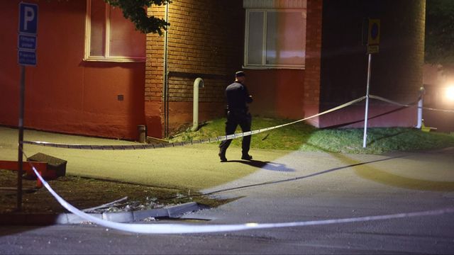 En man vårdas på sjukhus efter en skottlossning i Årby i Eskilstuna på fredagen. Foto: Pontus Altin/TT.