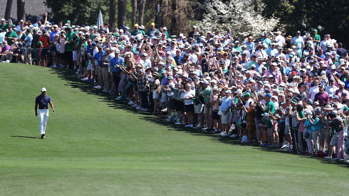 Tusentals följde Tiger Woods, till vänster, när han träningsspelade på golfbanan Augusta National på måndagseftermiddagen lokal tid. Foto: Curtis Compton/AP/TT 