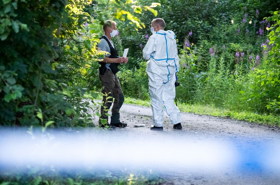 Polis och kriminaltekniker på plats där två brittiska medborgare hittats döda i en brinnande hyrbil i mitten på juli 2024. Arkivbild. Foto: Johan Nilsson/TT