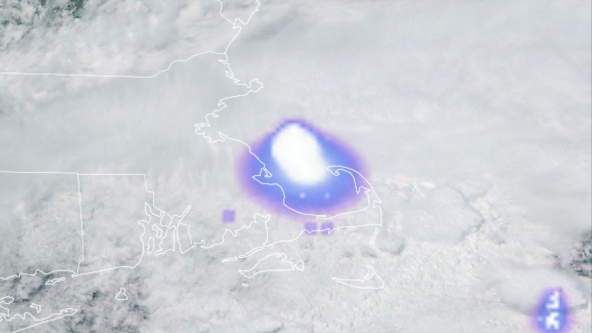 Satellitbild av när meteoren splittrades. Foto: Composite: NOAA Satellite and Information Service