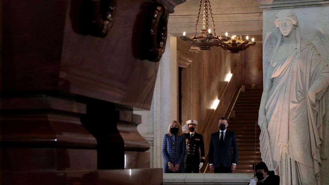 Frankrikes president Emmanuel Macron högtidlighåller 200-årsminnet av Napoleons död i förra veckan, Hôtel National des Invalides, Paris. Foto: Sarah Meysonnier/AP/TT