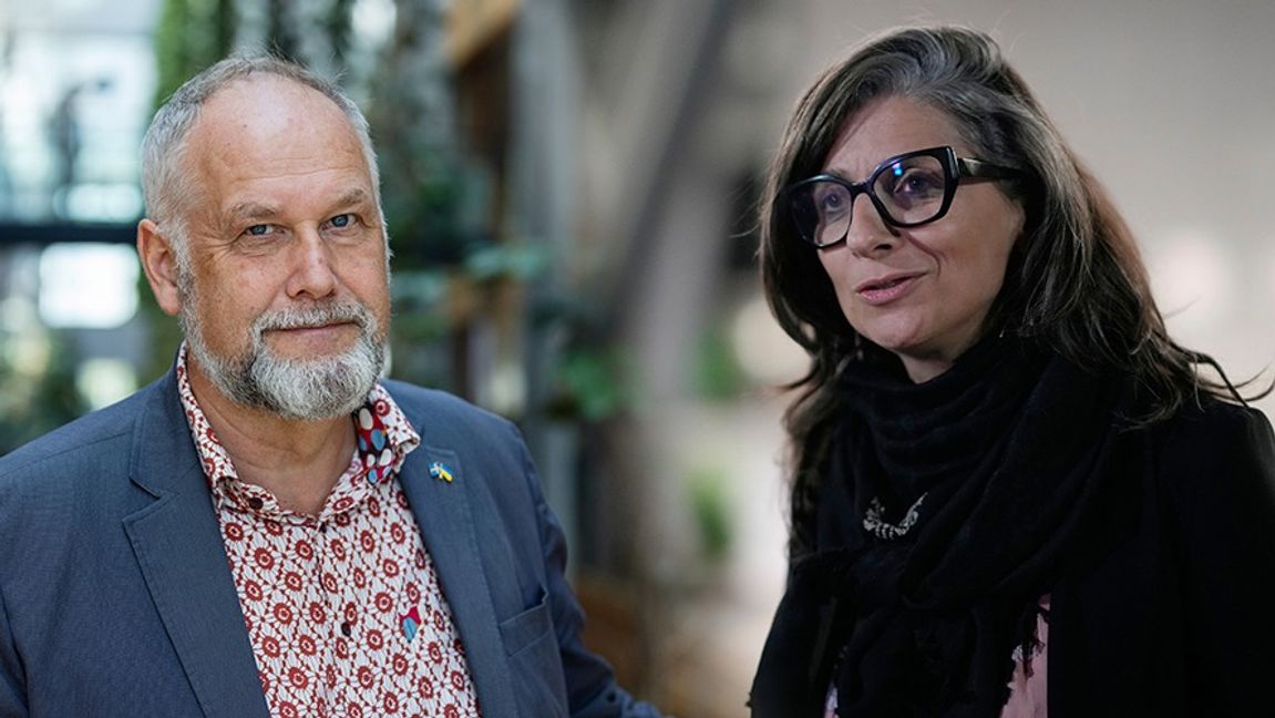 Jonas Sjöstedt (V) hyllar Francesca Albanese (till höger) – och nominerar henne till Nobels fredspris. Foto: Caisa Rasmussen/Darko Bandic/AP/TT