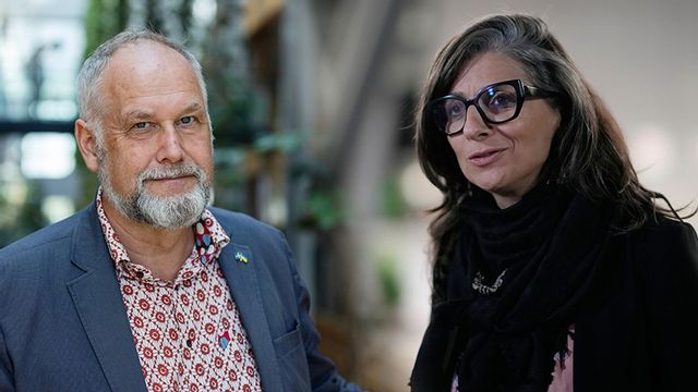 Jonas Sjöstedt (V) hyllar Francesca Albanese (till höger) – och nominerar henne till Nobels fredspris. Foto: Caisa Rasmussen/Darko Bandic/AP/TT