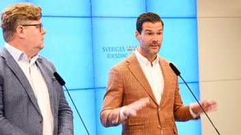 Gunnar Strömmer (M) partisekreterare och Johan Forsell (M) rättspolitisk talesperson under en pressträff om hur gängen ska bekämpas. Foto: Fredrik Sandberg/TT