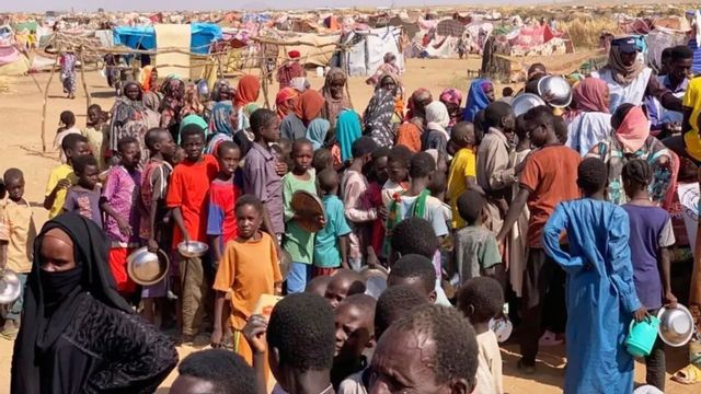 Foto taget i går, fredag, av den norska flyktingkommissionen visande flyktingar från el-Fasher flyktingläger, där de sökt skydd från striderna i Sudan. NRC/AP/TT