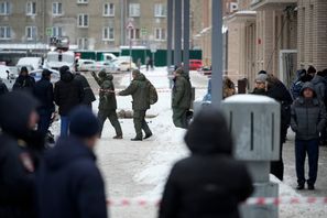 Utredare på mordplatsen i Moskva på tisdagen. Foto: AP/TT