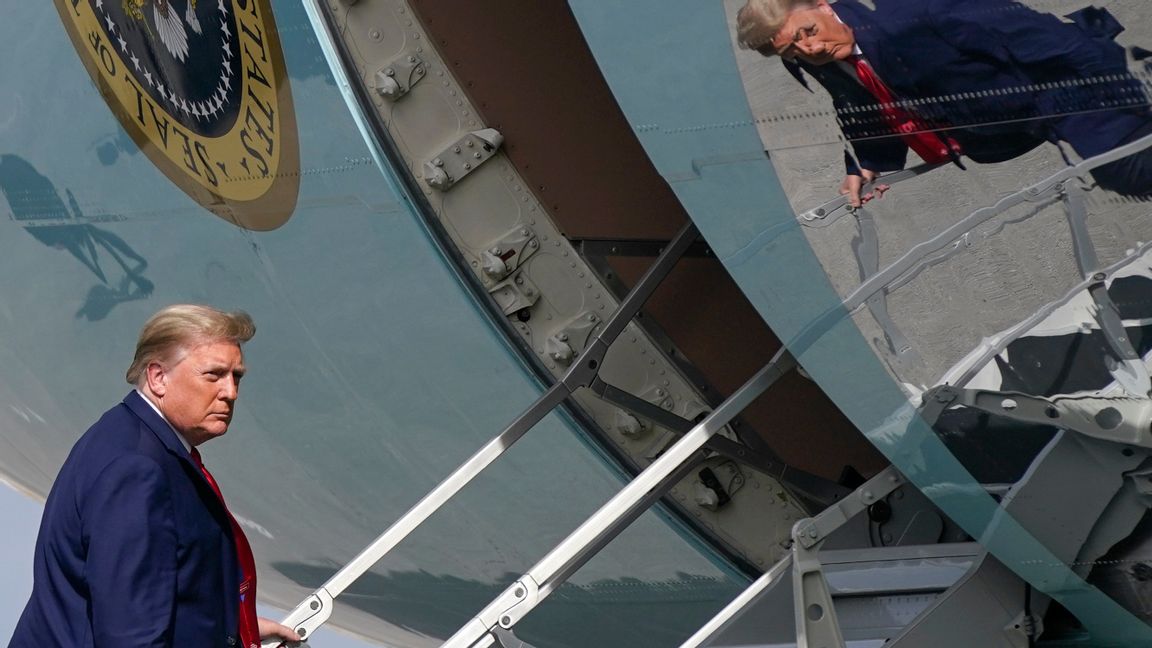 USA:s president Donald Trump stiger ombord flygplanet Air Force One på nyårsaftonen. Foto: Patrick Semansky/AP/TT