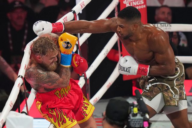Jake Paul och Anthony Joshua under matchen.  Lynne Sladky/AP/TT