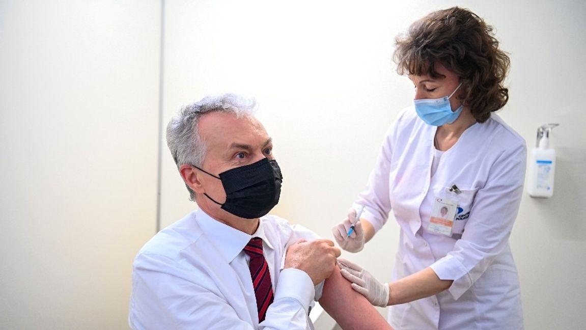 Litauens president Gitanas Nauseda (vänster) vaccinerades i mars. Arkivbild. Foto: Litauiska presidentkansliet/AP/TT