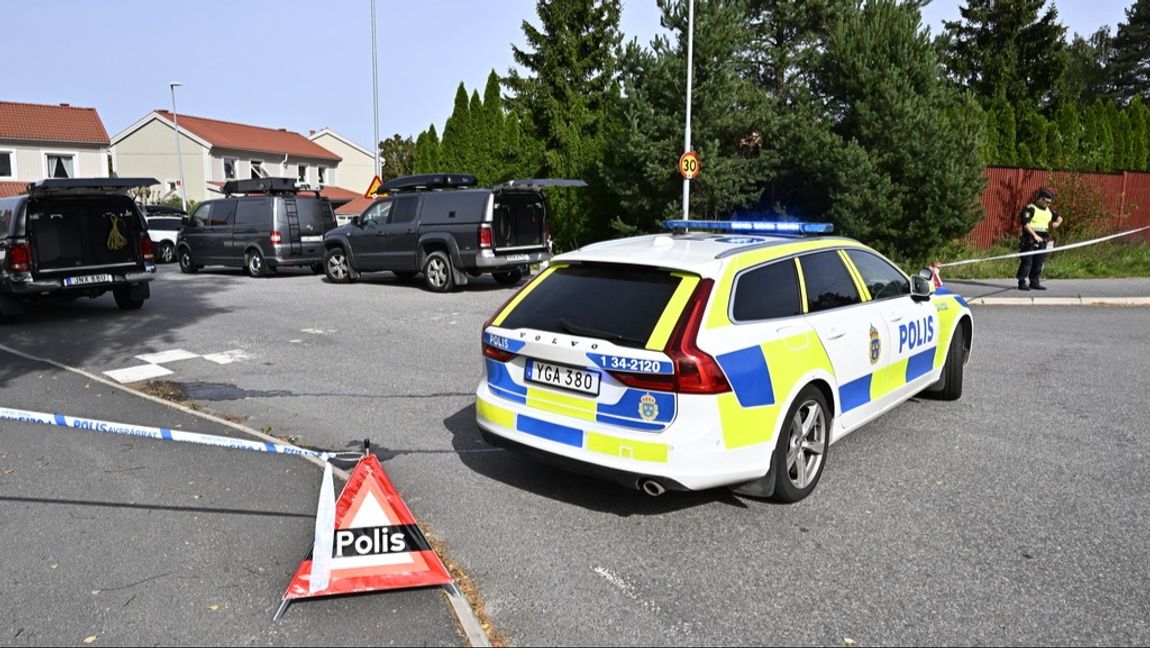 En stor polisinsats pågick i ett radhusområde i Vallentuna norr om Stockholm i fredags morse. Foto: Jonas Ekströmer/TT