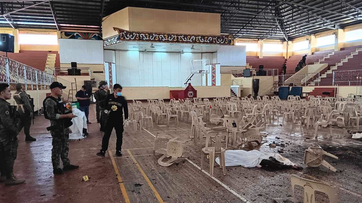 Filippinska soldater bevittnar förödelsen i lokalen där attentatet skedde. Foto: Provincial Government of Lanao Del Sur - Public Information Office/AP/TT