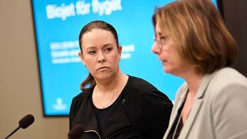 Maria Wetterstrand överlämnar sin utredning om flygbränsle till klimatminister Isabella Lövin. Bild: Pontus Lundahl / TT