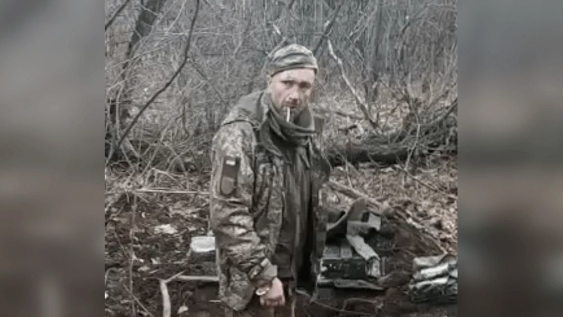 Den ukrainske soldaten strax innan han sköts ihjäl. Foto: Skärmavbild av videoklippet