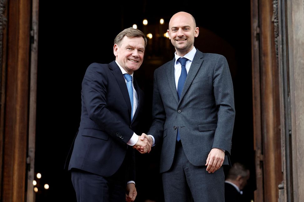 Bland andra Frankrikes utrikesminister Jean-Noël Barrot och Tysklands dito Johann Wadephul väntas delta i samtalen med Iran. Bild tagen i Paris i maj. Foto: Abdul Saboor/Pool via AP/TT