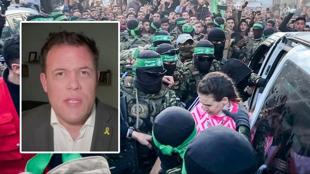 Hamassoldater i uniform lämnar inför en jublande folkmassa över tre av den israeliska gisslan. Jonathan Conricus kallar det som hittills är känt av avtalet för skandalöst. Foto: AFP/Jonathan Conricus