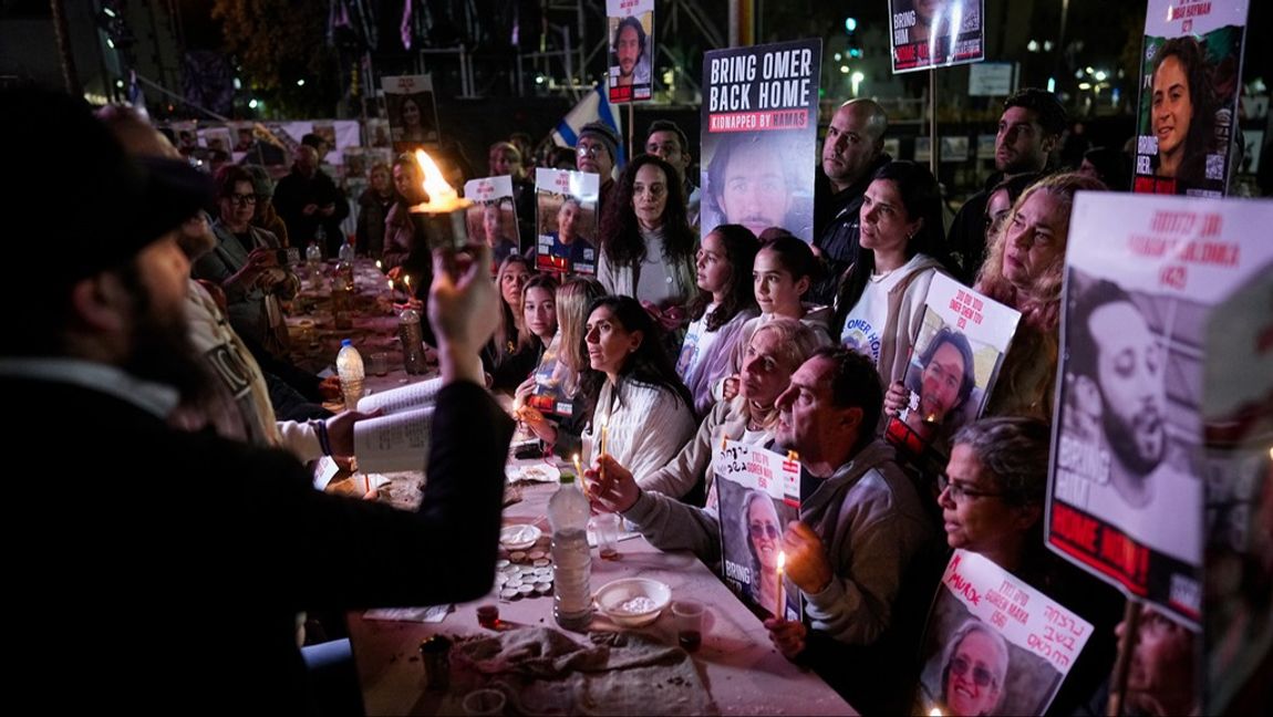 Vänner och släktingar till de israeler som hålls gisslan i Gaza demonstrerade på lördagen i Tel Aviv och med krav att de ska friges. Foto: OHAD ZWIGENBERG/AP/TT