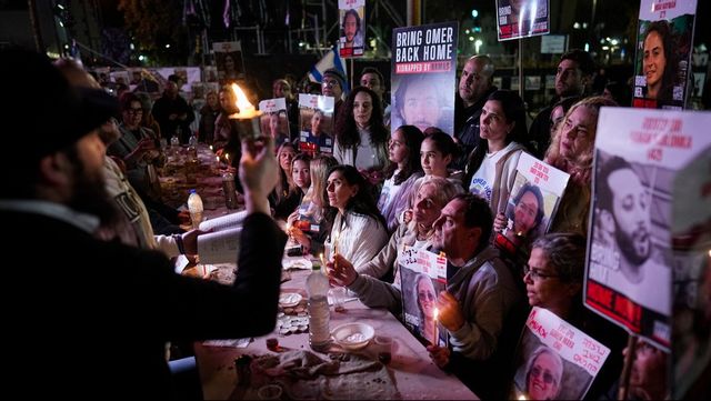 Vänner och släktingar till de israeler som hålls gisslan i Gaza demonstrerade på lördagen i Tel Aviv och med krav att de ska friges. Foto: OHAD ZWIGENBERG/AP/TT
