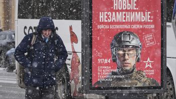 En man i St. Petersburg passerar onsdagen den 4 februari 2026 en rekryteringsaffisch som gör reklam för att ta värvning i Rysslands drönarförband. Foto: AP Photo/Dmitri Lovetsky