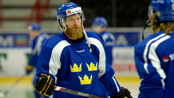 Linus Klasen, här i Tre Kronor, har skrivit på för Djurgården Hockey. Foto: Janerik Henriksson/TT