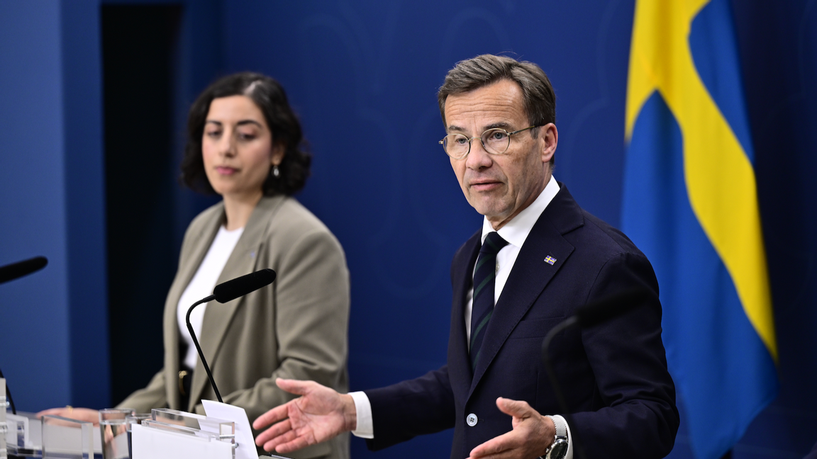 Simona Mohamsson (L) och Ulf Kristersson (M) under en pressträff. Inför valet 2026 vill flera tunga M-källor att partiet prioriterar egen tillväxt framför att rädda L. Foto: Magnus Lejhall/TT