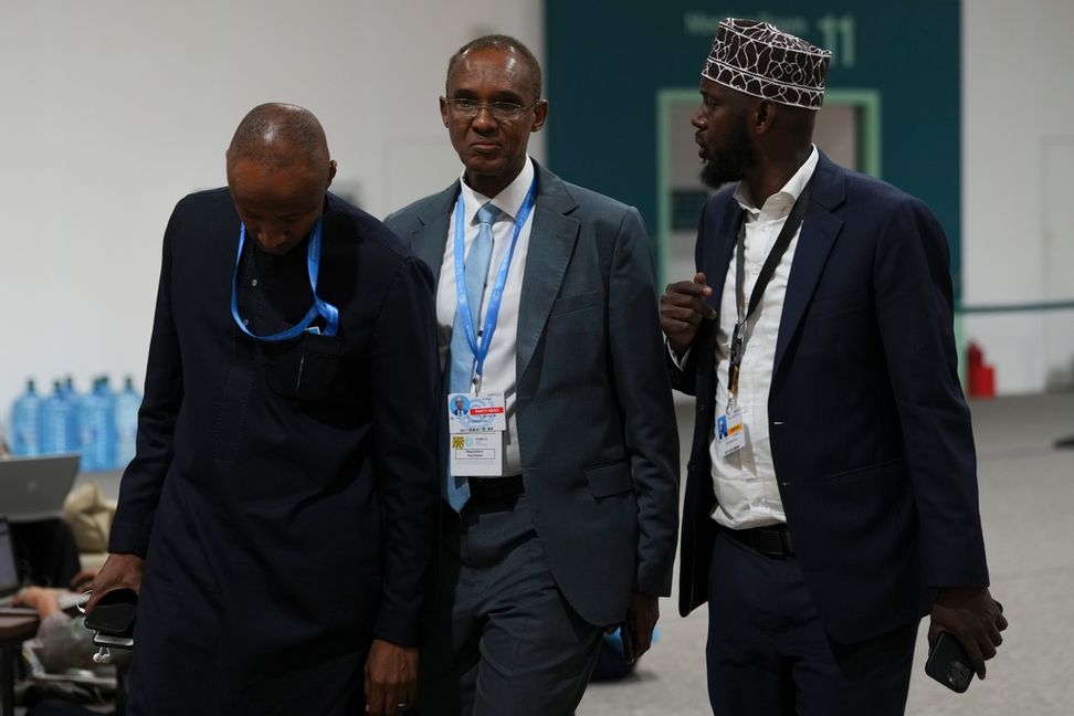 Ali Mohamed, ordförande för Afrikanska gruppens förhandlingsdelegation, i mitten, vid COP29-mötet i Baku. Bilden är tagen 23 november. Peter Dejong/AP/TT