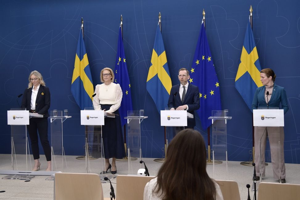 Jessica Stegrud (SD), finansminister Elisabeth Svantesson (M), socialminister Jakob Forssmed (KD), och Lina Nordquist (L) presenterar regeringens förslag i vårändringsbudgeten om en förstärkt satsning på den specialiserade psykiatriska vården. Foto: Axel Narving/TT