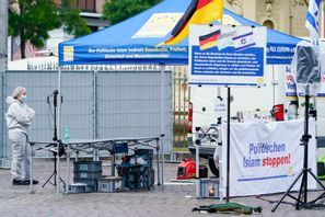 Polistekniker undersöker platsen på Marktplatz i Mannheim, där en man knivhögg flera personer under ett politiskt möte. Arkivbild. Foto: Uwe Anspach via TT