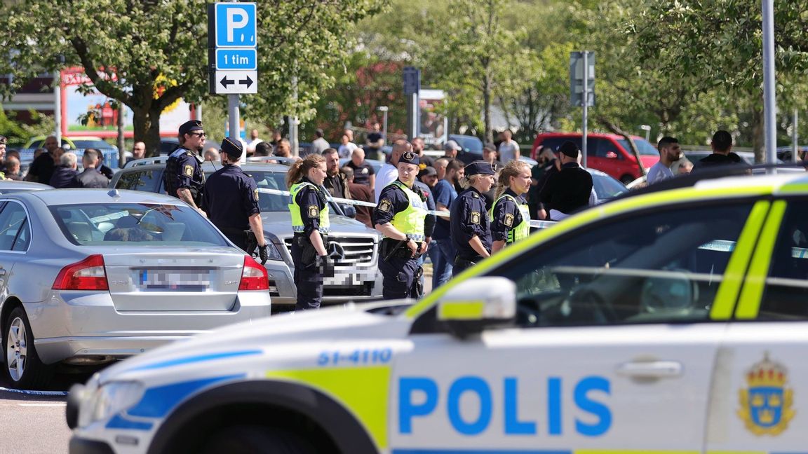 Polisen har fått in en stor mängd tips från allmänheten efter söndagens dödsskjutning vid stadsdelstorget i Hjällbo. En konflikt mellan två grupper antas ligga bakom dådet. Foto: TT.
