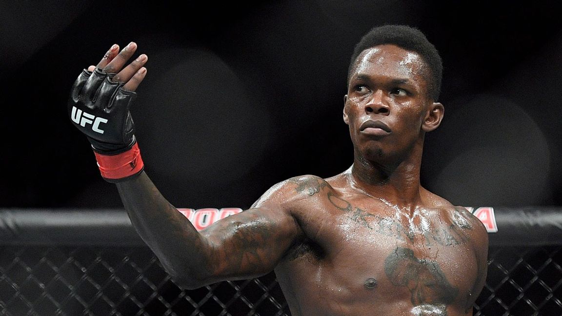 Israel Adesanya vann helgens titelmatch mot Rob Whittaker. Foto: AP