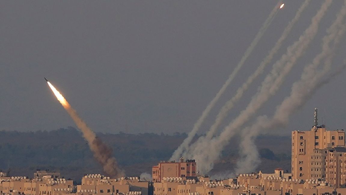 Islamiska Jihad skjuter raketer från Gaza i söndags, före vapenvilan. Foto: Hatem Moussa/AP/TT