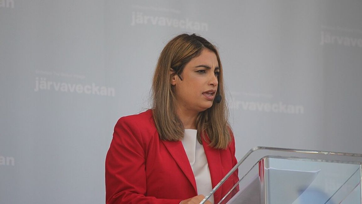 Vänsterpartiets partiledare Nooshi Dadgostar. Foto: Sollentuna via Wikimedia Commons