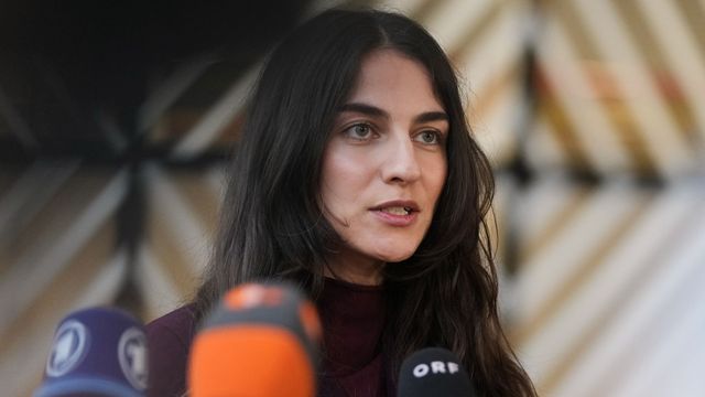 Klimatminister Romina Pourmokhtari (L). Foto: Virginia Mayo/AP/TT