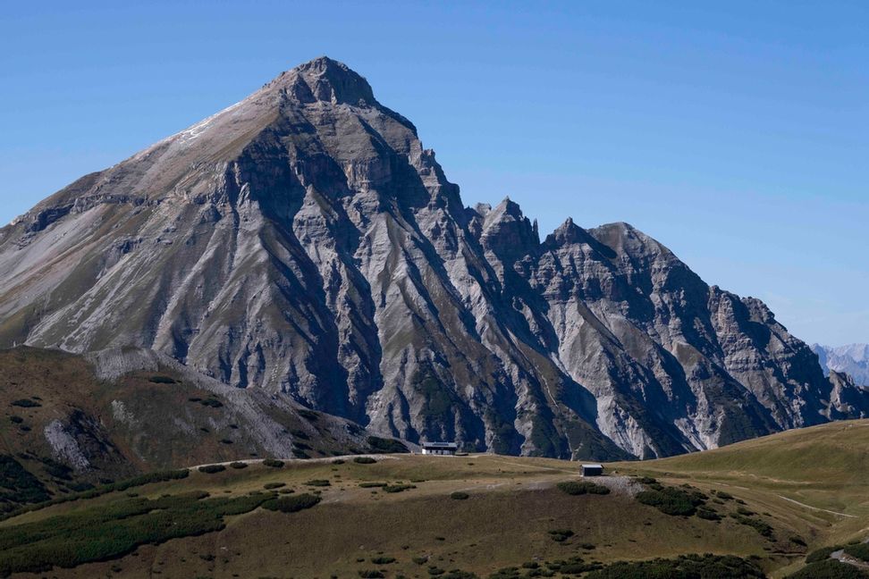 Ett spädbarn överlevde ett fall på 50 meter i österrikiska Alperna. Arkivbild. Foto: Matthias Schrader/AP/TT