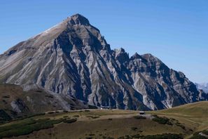 Ett spädbarn överlevde ett fall på 50 meter i österrikiska Alperna. Arkivbild. Foto: Matthias Schrader/AP/TT