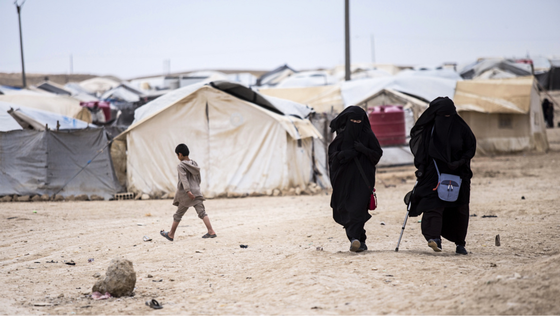 Frankrike har hämtat hem 25 barn och tio kvinnor från ett läger för misstänkta IS-medlemmar i norra Syrien. Foto: Baderkhan Ahmad/AP/TT