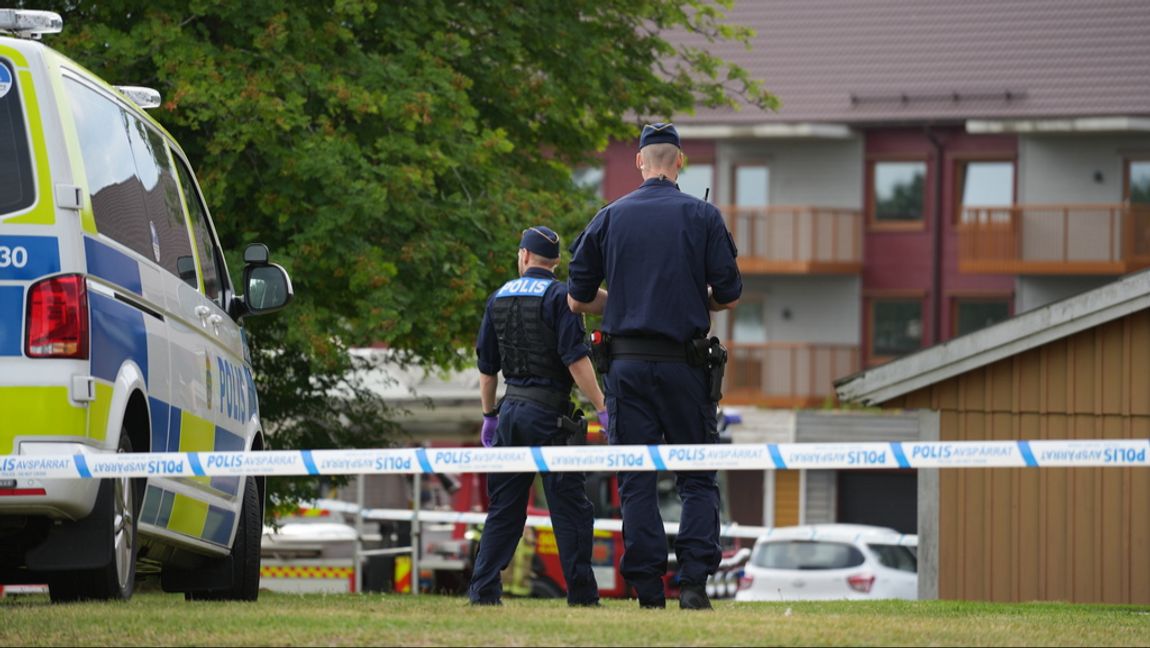 Polis på plats efter att en man blivit skjuten i Alvesta på fredagen. Foto: Carl Carlert/TT