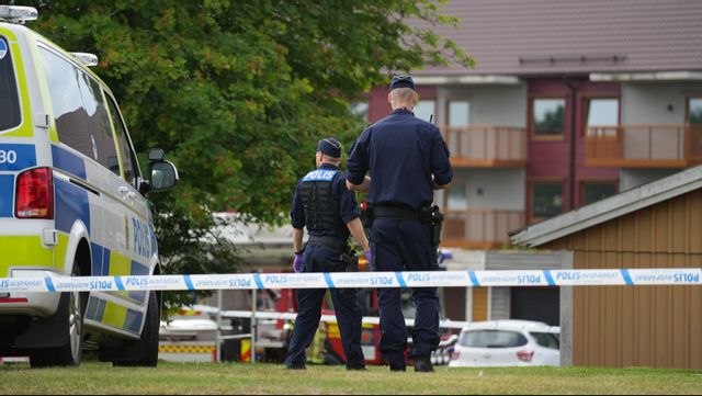 Polis på plats efter att en man blivit skjuten i Alvesta på fredagen. Foto: Carl Carlert/TT