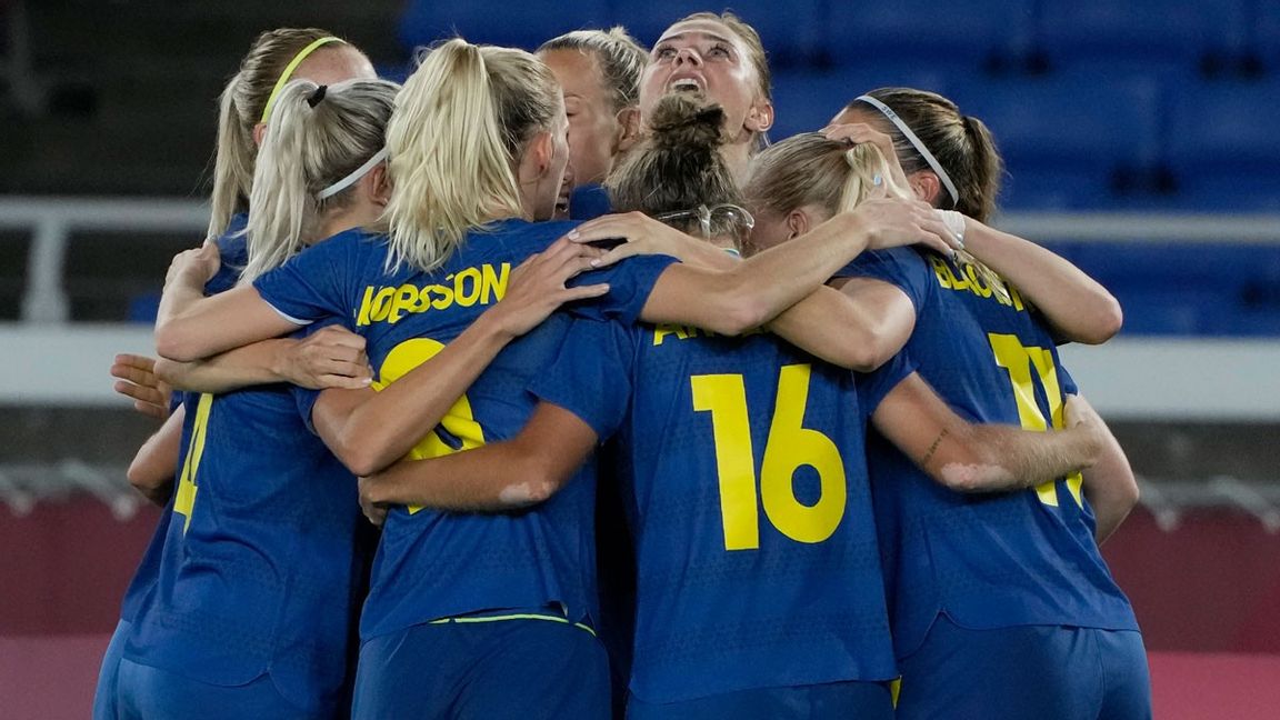 Svenskt jubel efter Fridolina Rolfös mål som tog Sverige till final i OS. Foto: Kiichiro Sato/AP/TT