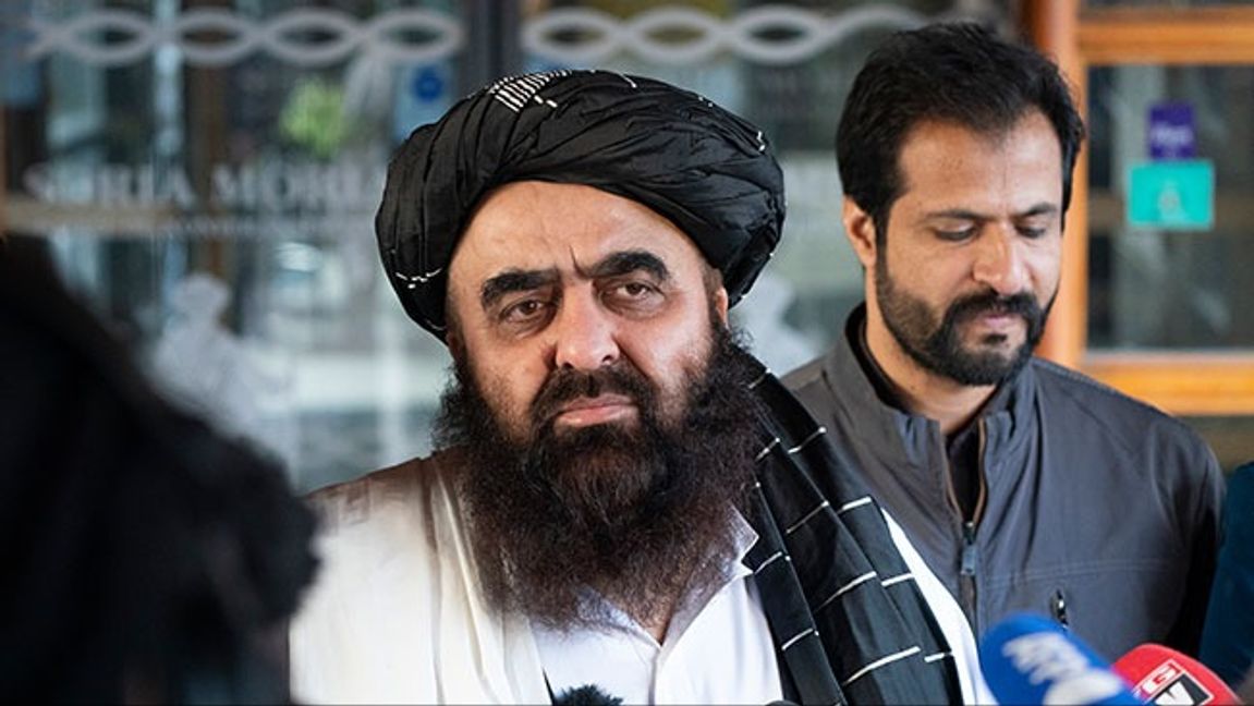 Talibanledaren Amir Khan Muttaqi talar med pressen under ett besök i Oslo i januari 2022. Bild: Terje Pedersen / NTB