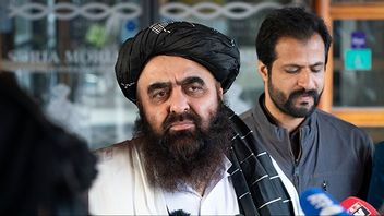 Talibanledaren Amir Khan Muttaqi talar med pressen under ett besök i Oslo i januari 2022. Bild: Terje Pedersen / NTB