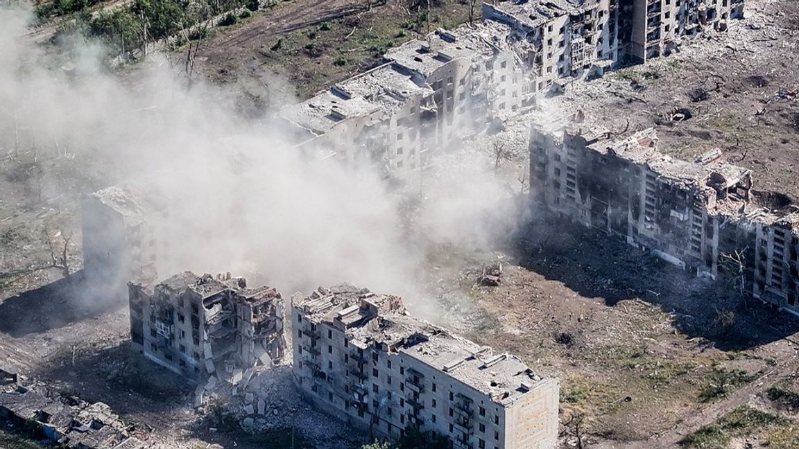 En flygbild över Tjasiv Jar visar förödelsen i staden den 3 juli. Foto: UKRAINAS 24:E MEKANISERADE INFANTERI VIA AP/TT