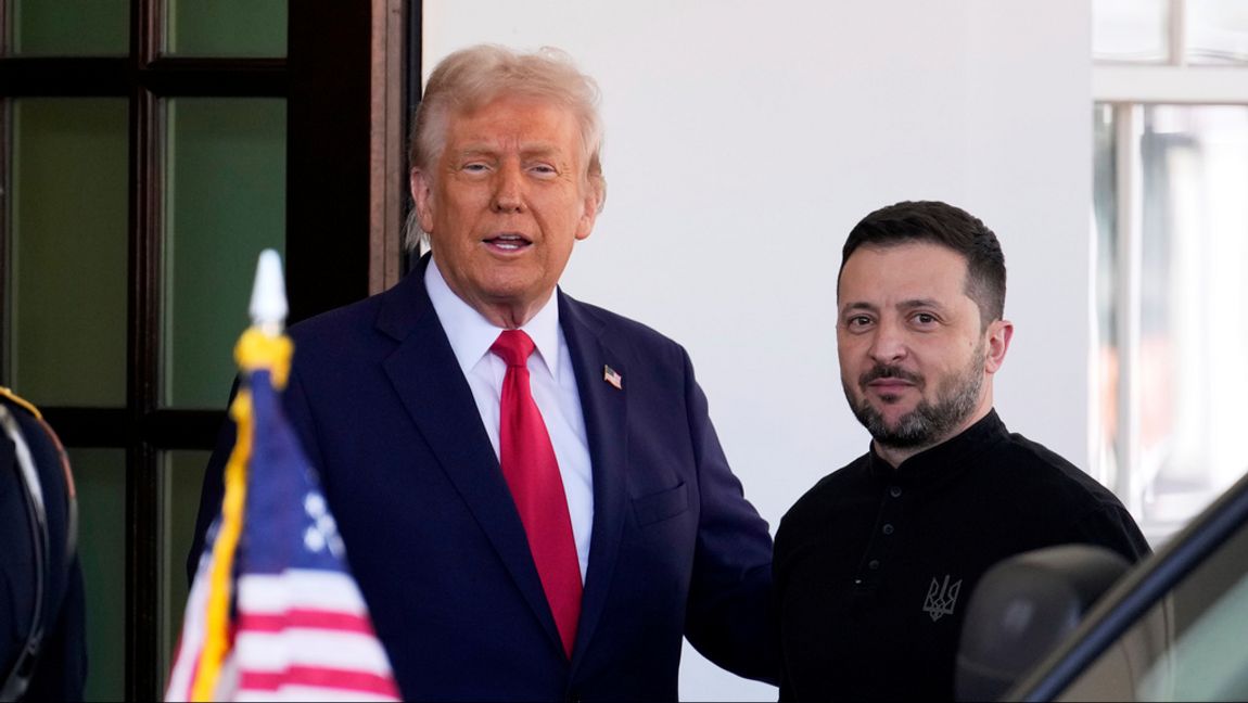 USA:s president Donald Trump och Ukrainas president Volodymyr Zelenskyj när de båda möttes i Vita huset i fjol. Arkivbild Ben Curtis/AP/TT