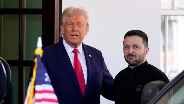 USA:s president Donald Trump och Ukrainas president Volodymyr Zelenskyj när de båda möttes i Vita huset i fjol. Arkivbild Ben Curtis/AP/TT