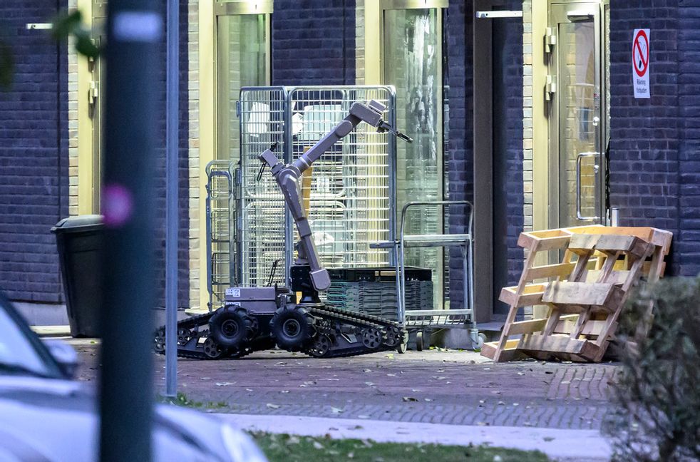 En bombrobot på plats utanför en butik med krossad ruta på Hyllie Allé i Malmö. Foto: Johan Nilsson / TT