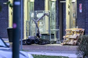 En bombrobot på plats utanför en butik med krossad ruta på Hyllie Allé i Malmö. Foto: Johan Nilsson / TT