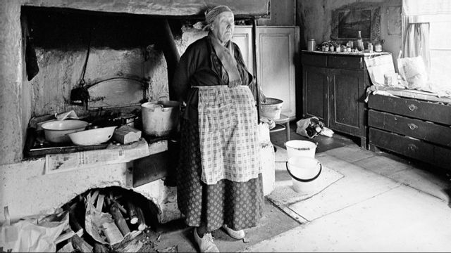 Den sista invånaren i Stora Tensta 1966, dagar innan vräkning och rivning. Även om dagens invånare i Tensta bor på samma plats har de inte mycket gemensamt Foto: Göran H Eriksson, Stockholms Stadsarkiv