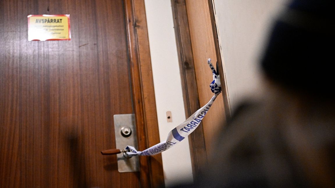 Polis och avspärrningar vid en lägenhet i centrala Eslöv. Foto: Johan Nilsson/TT