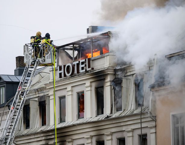Vid 10-tiden på lördagen slår lågor genom taket på hotellet Kärnan i centrala Helsingborg. Johan Nilsson / TT